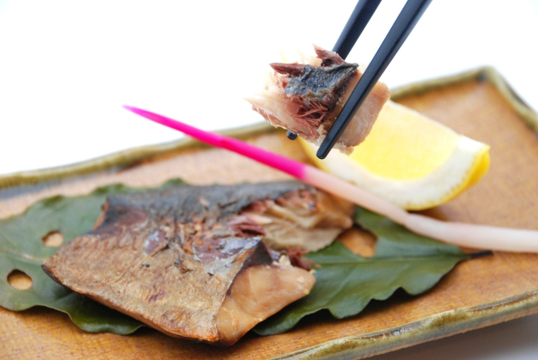 器に盛りつけたアジの塩焼き