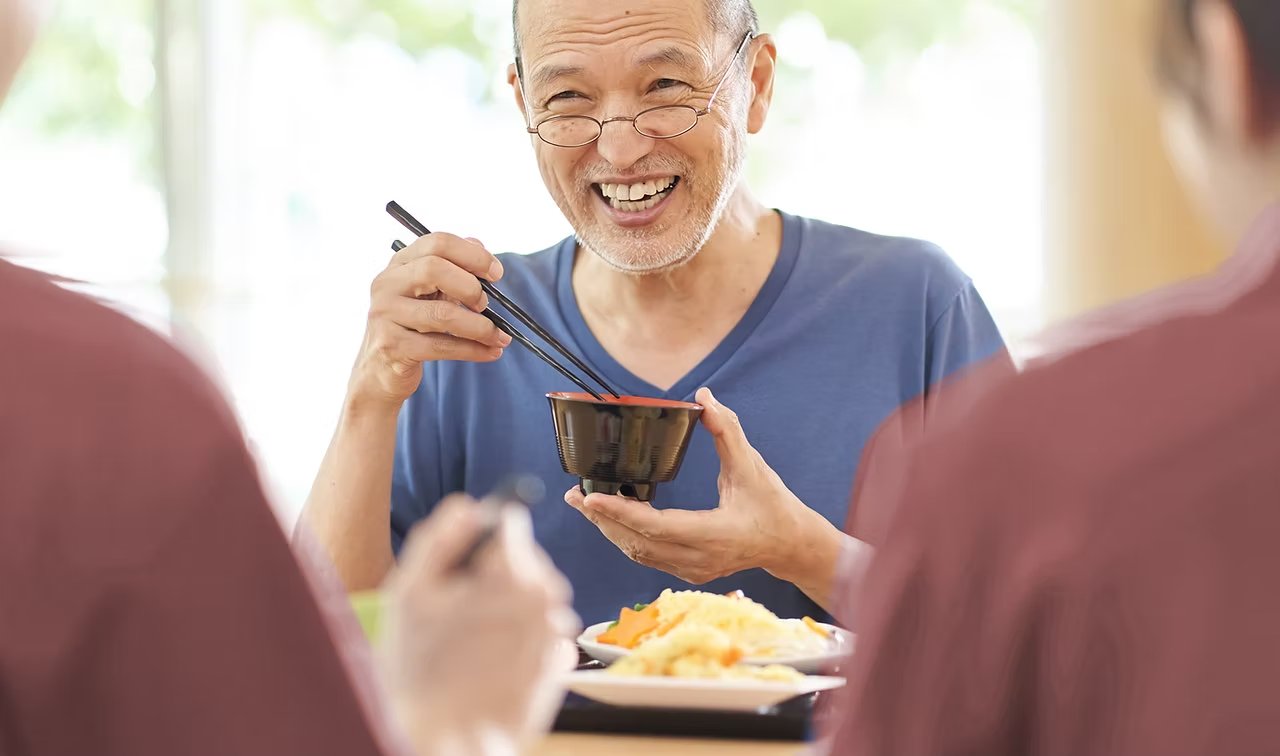 介護施設で食事を配膳している様子