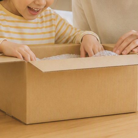 常温便で届いた荷物を開ける親子