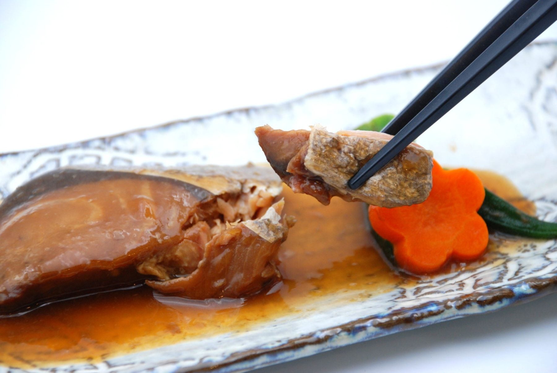 器に盛りつけたブリの照り煮
