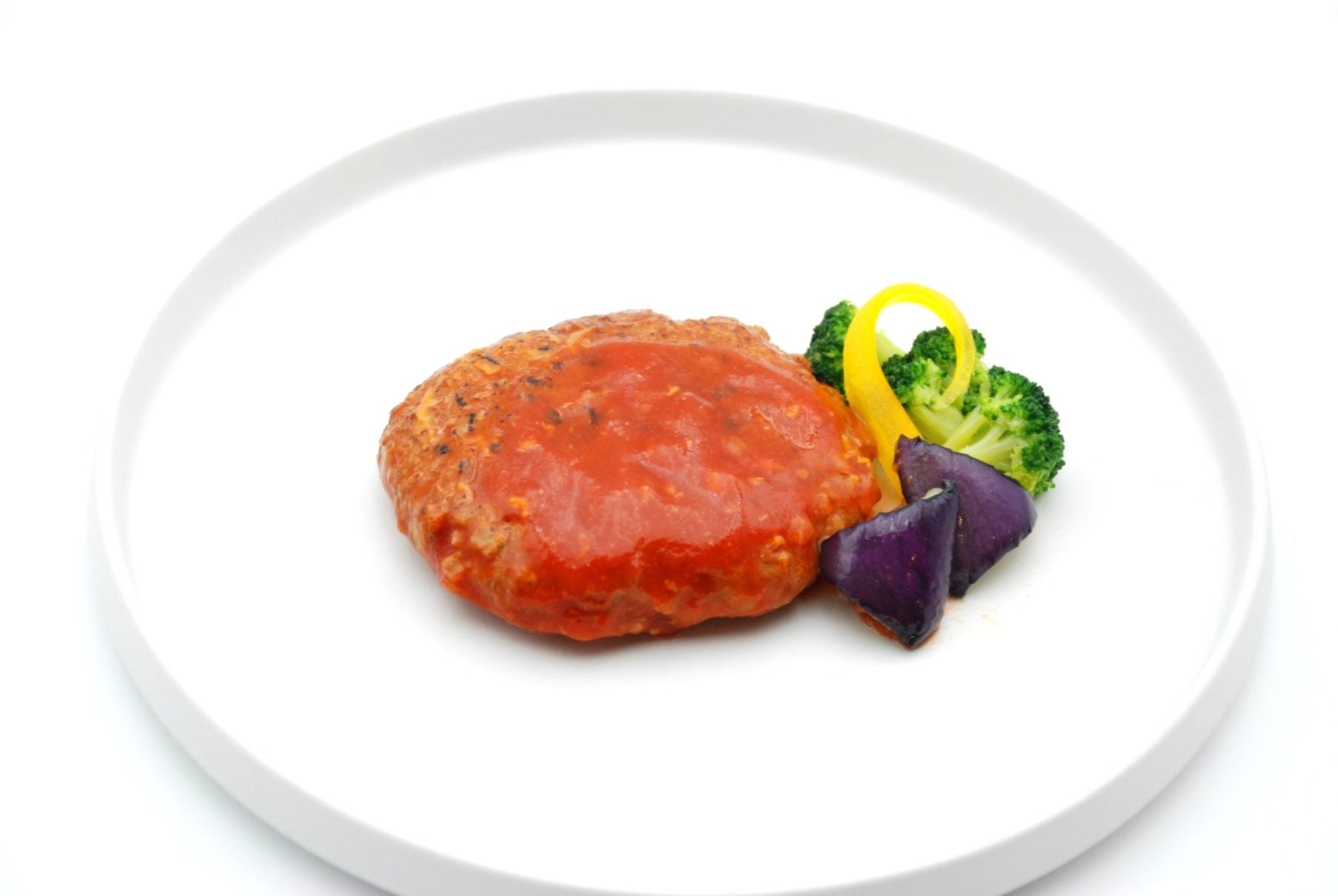 器に盛りつけた煮込みハンバーグ トマトソース