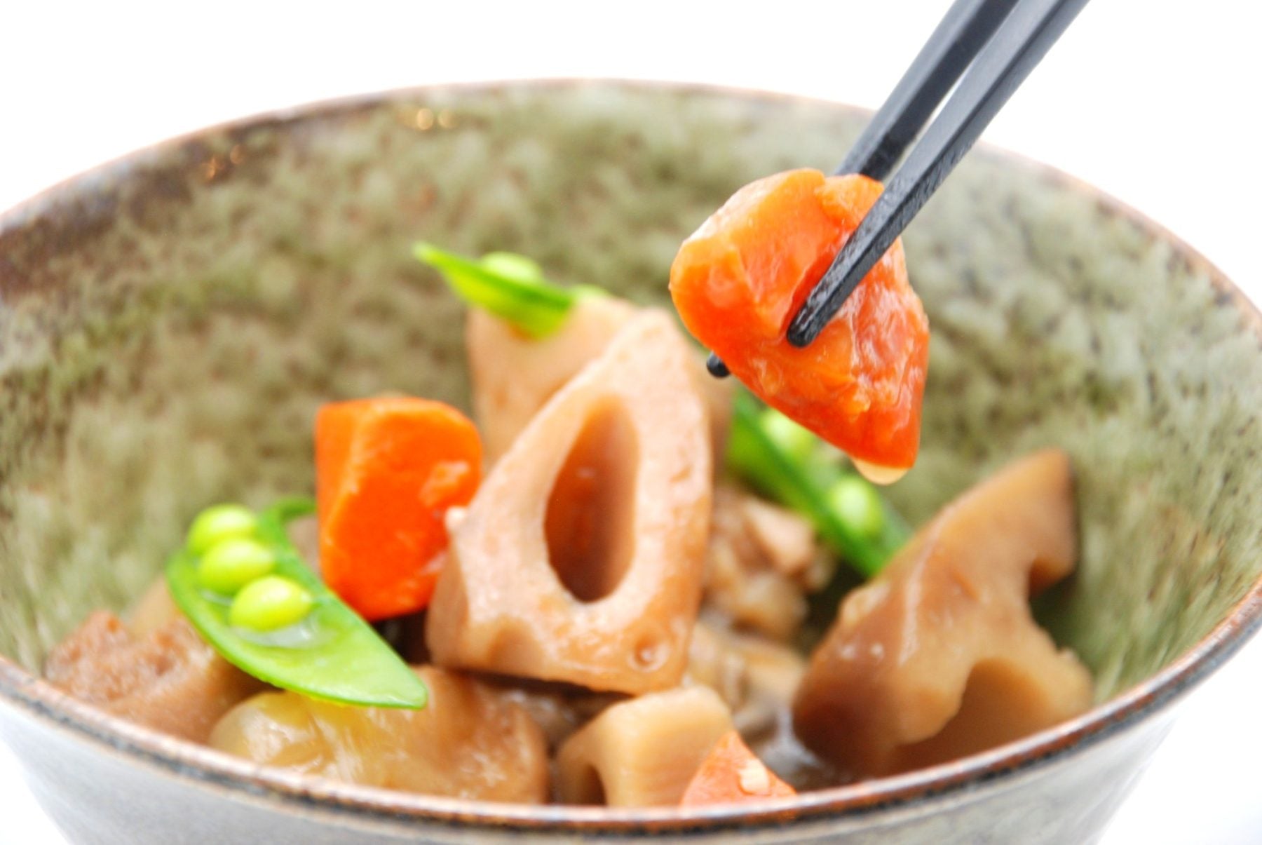 器に盛りつけたれんこんと鶏肉の生姜煮
