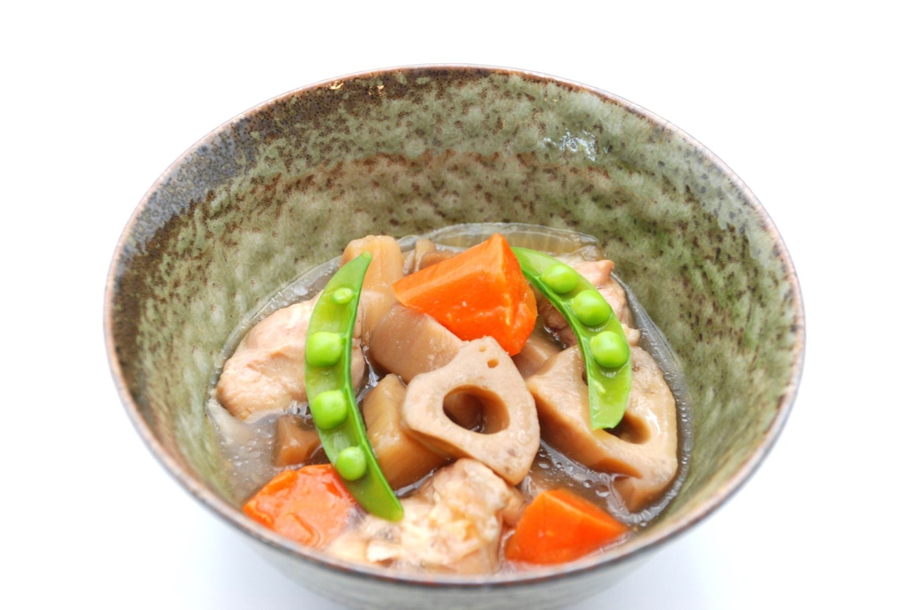 器に盛りつけたれんこんと鶏肉の生姜煮