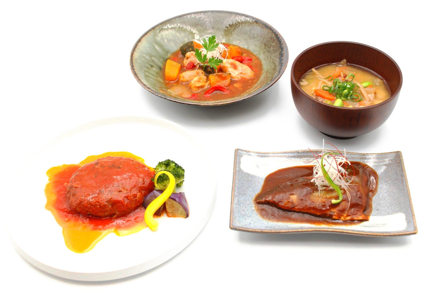 レトルトホンポの惣菜を器に盛った様子