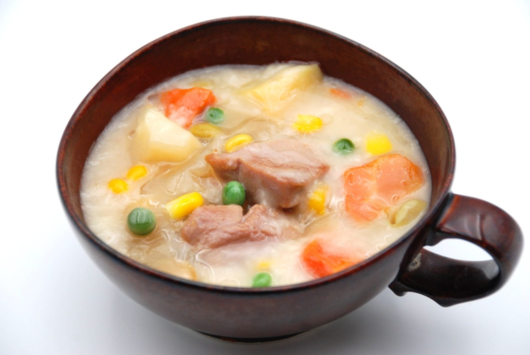 器に盛りつけたクリームシチュー
